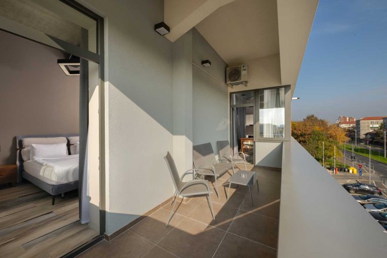 Living si balcon al unui apartament în regim hotelier de la ArtHomes Timisoara